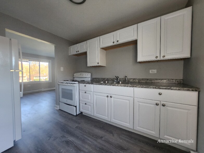 Building Photo - 2113 W 119th St