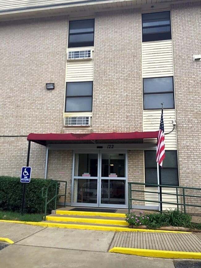 Building Photo - 122 Kickapoo St