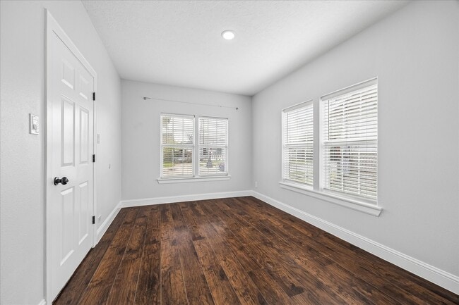 Building Photo - 2 Jenkins St