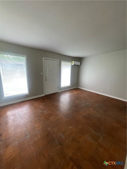 Building Photo - 709 Fern Ln