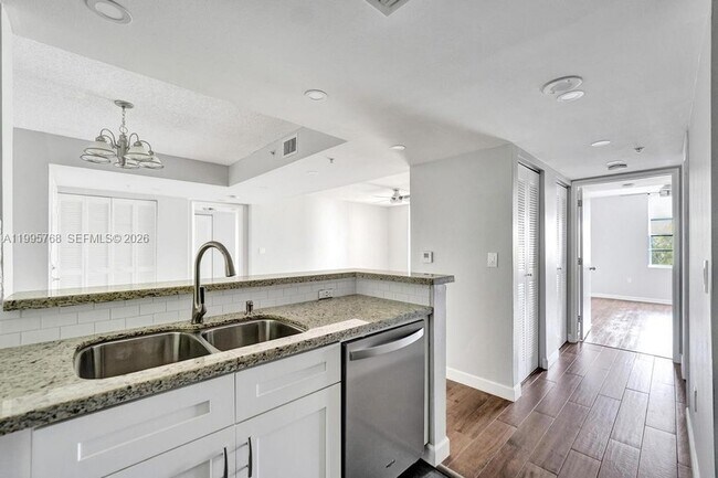 Building Photo - 520 SE 5 Ave