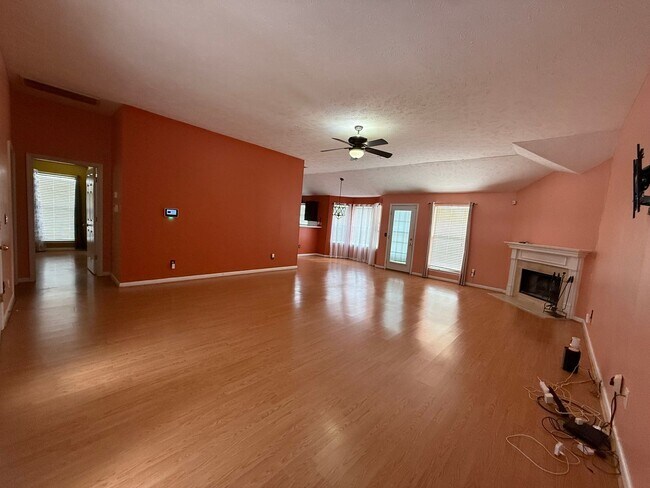 Building Photo - Charming Open-Concept Home in LaVergne