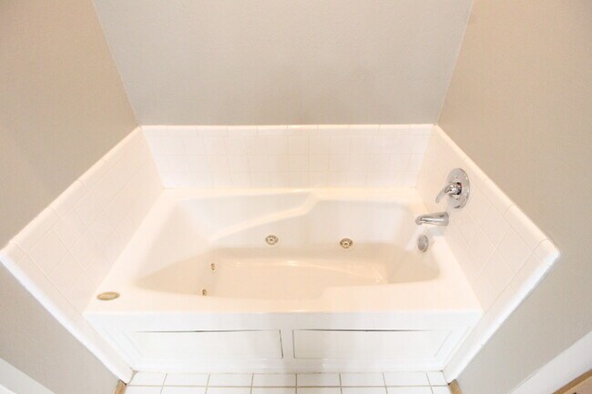 Building Photo - 620 Eastview Dr