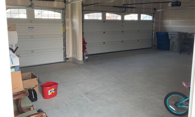 Building Photo - 4 bedrooms upstairs PLUS an OFFICE on the ...