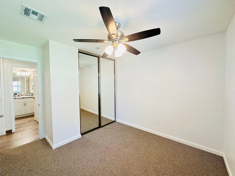 Building Photo - 2912 E Brookside Ct