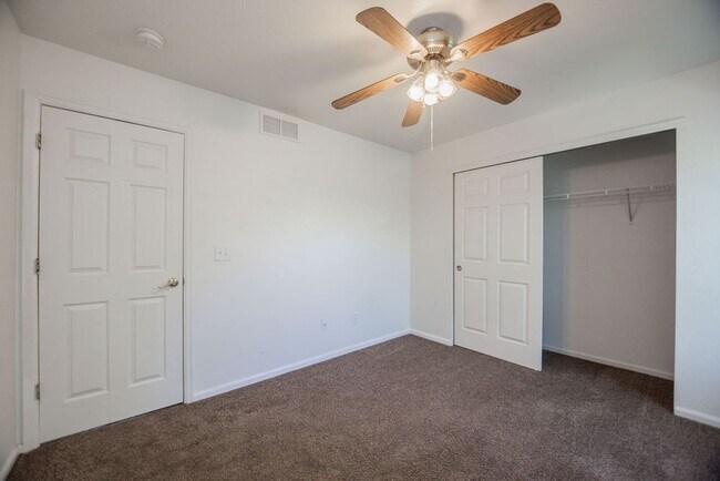 Building Photo - Students Welcome! Charming 3-Bedroom, 2-Bath Home in the Heart of Mid-Town Fort Collins