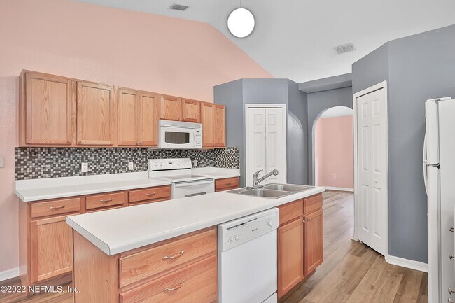 Building Photo - 11 Wheatfield Dr