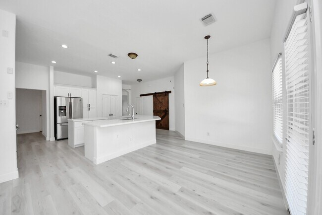 Building Photo - 10850 White Oak Point Ct