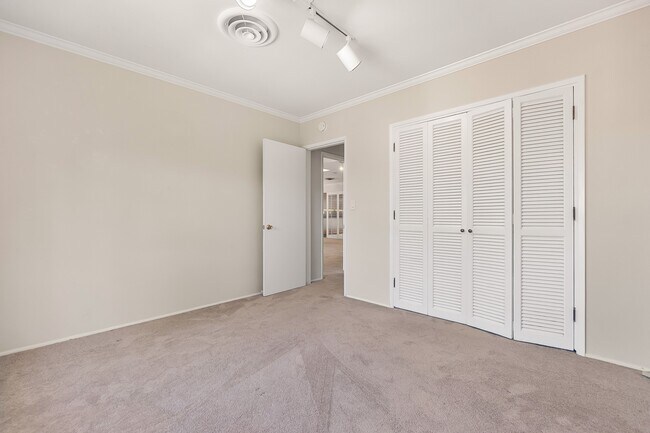 Building Photo - 4020 Vía Picaposte