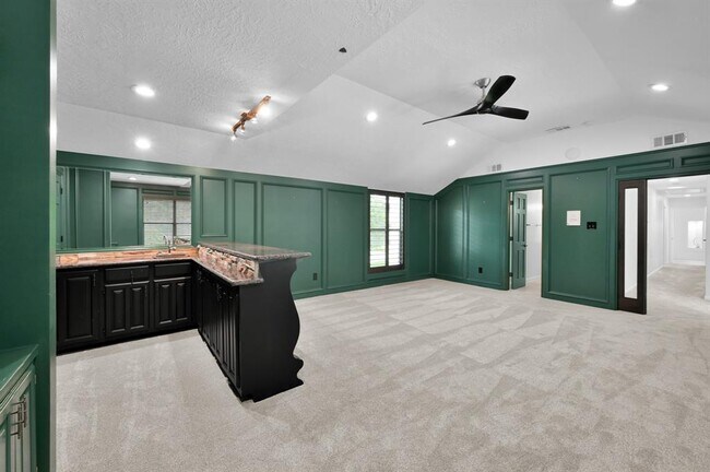 Building Photo - 35 Fernglen Dr