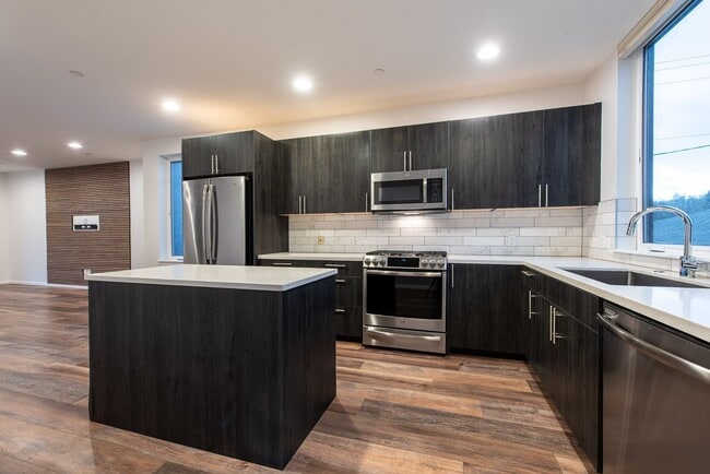 Building Photo - Modern New Construction Townhome | EV Park...