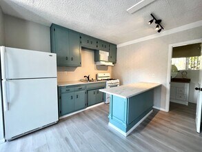 Building Photo - Beautifully renovated 3 bedroom unit in La...