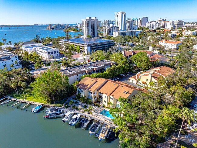 Building Photo - 858 Hudson Ave