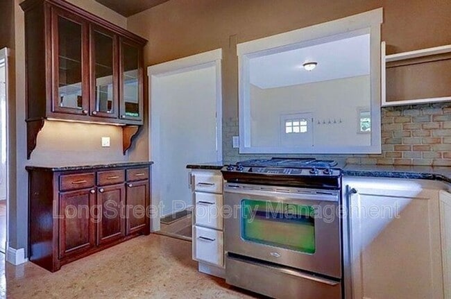 Building Photo - 2624 NE Sumner St