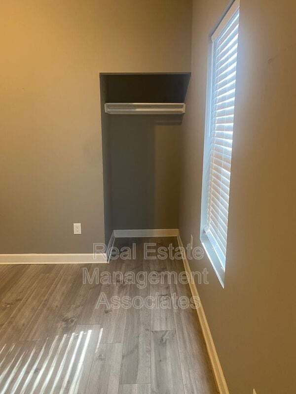 Building Photo - 609 N Hill St