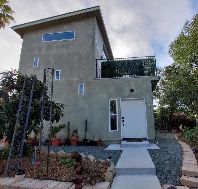 Primary Photo - Well Maintained 1 Bedroom in Banana Belt a...