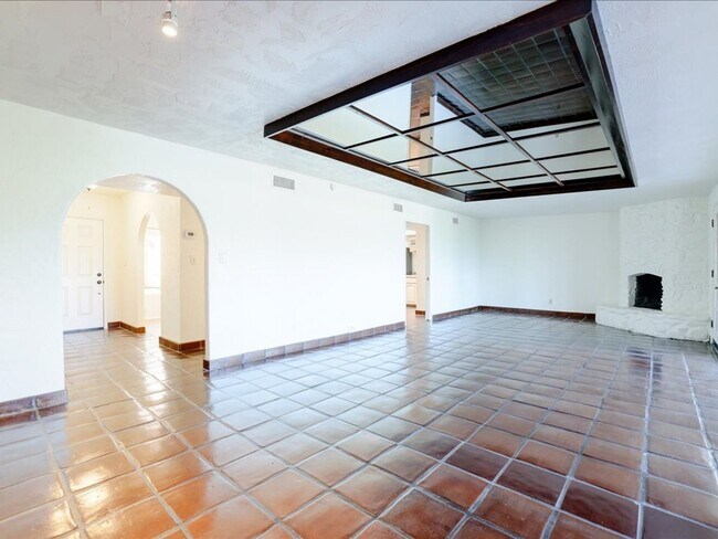 Building Photo - Enjoy stunning Catalina Mountain views fro...