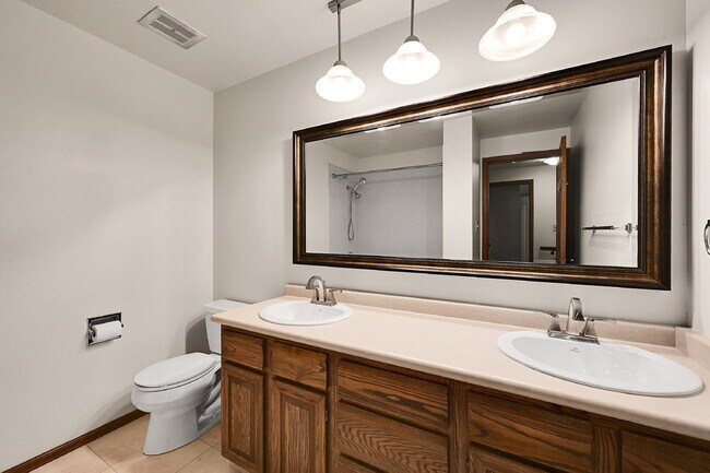 Building Photo - $2,895.00, 4 bed, 3.5 bath, located in Col...