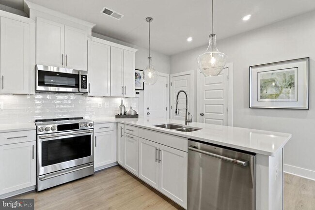 Building Photo - 43805 Middleway Ter