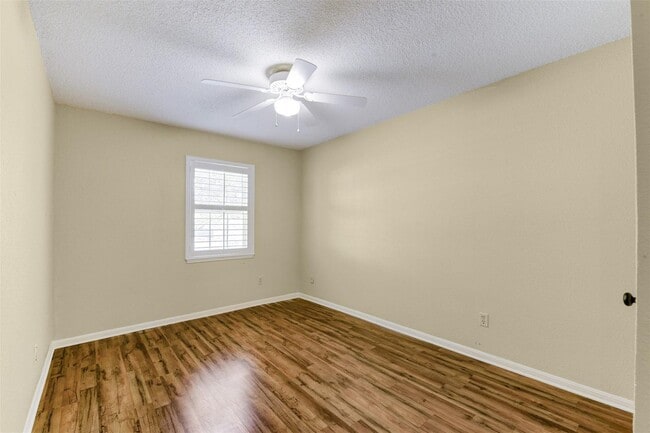 Building Photo - 3 BD / 2.5 BR Townhome in Memorial Club co...