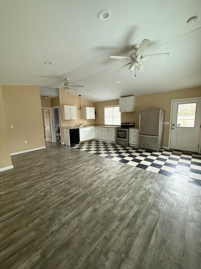 Building Photo - 158 Lake Hayward Rd