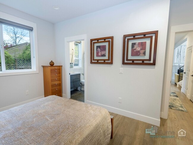 Building Photo - Fully Furnished Lake Oswego Gem!!!!