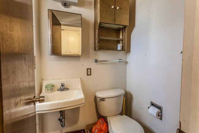 Building Photo - 1100 Skyline Dr