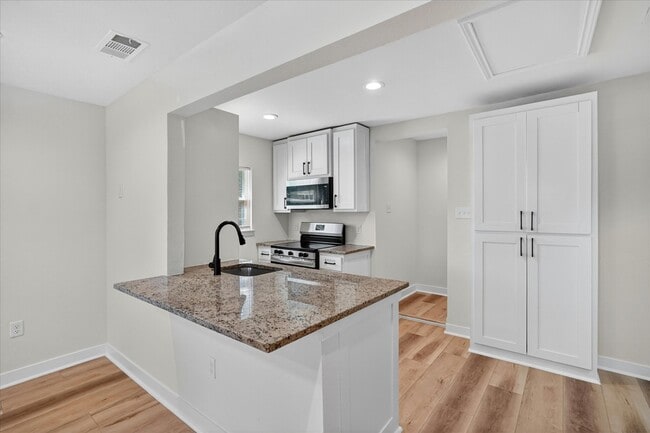 Building Photo - 5616 Wellesley Ave
