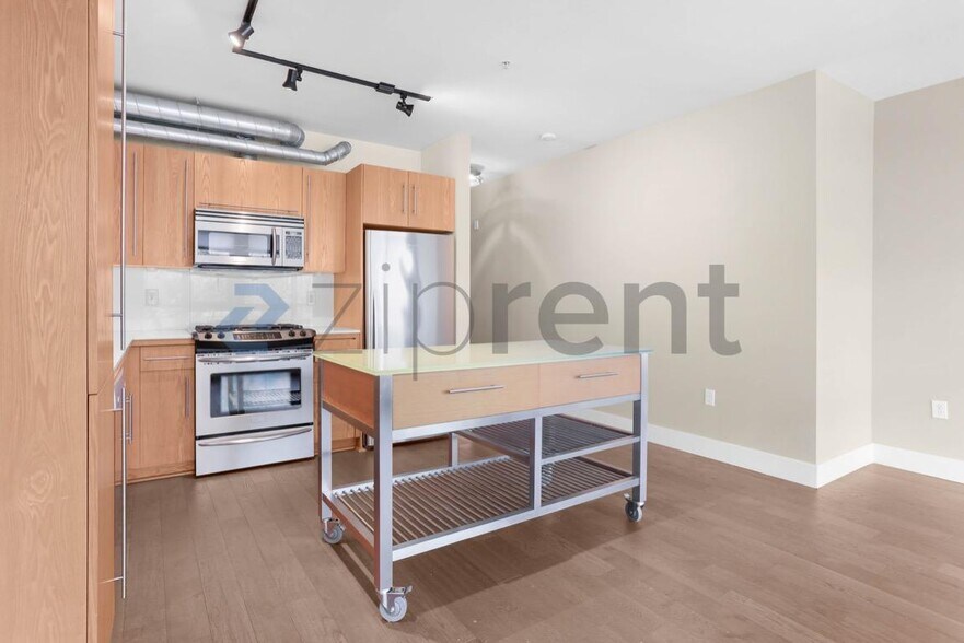 Building Photo - 530 Broadway E