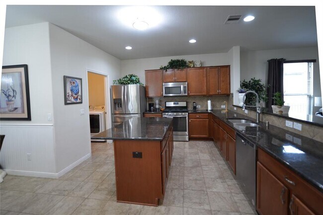 Building Photo - 1211 Majestic Oak