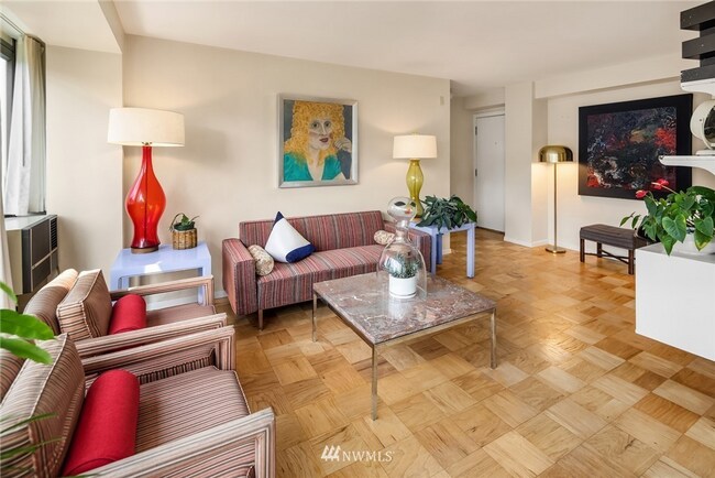 Building Photo - Light & bright view 1 bed 1 bath condo First Hill