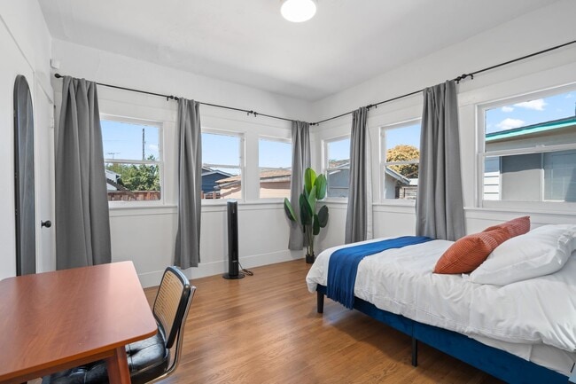 Building Photo - REMODELED HUGE BRIGHT 2400sf 4BR/3.5BA Havenscourt Split Level Home w Cottage AVAIL NOW