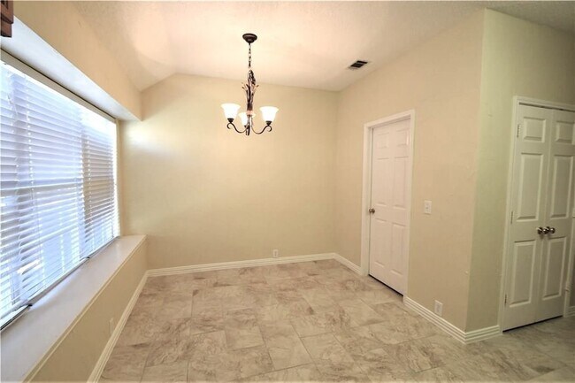 Building Photo - 2708 Cascade Dr