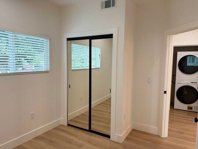 Building Photo - 678 E 45th St