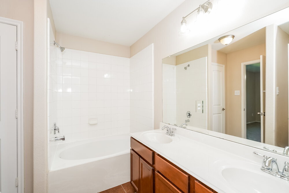 Building Photo - 2033 Club Oak Dr