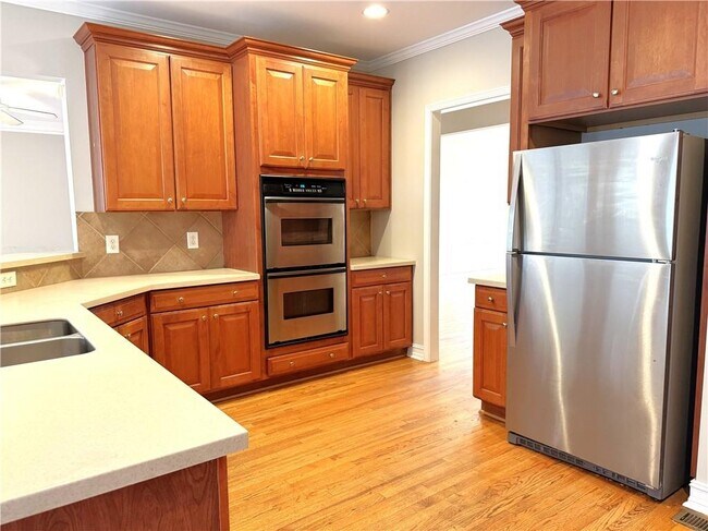 Building Photo - 907 Lenox Ct NE