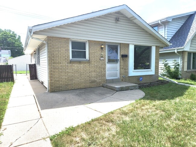 Primary Photo - 3 bedroom, single family home - Available ...