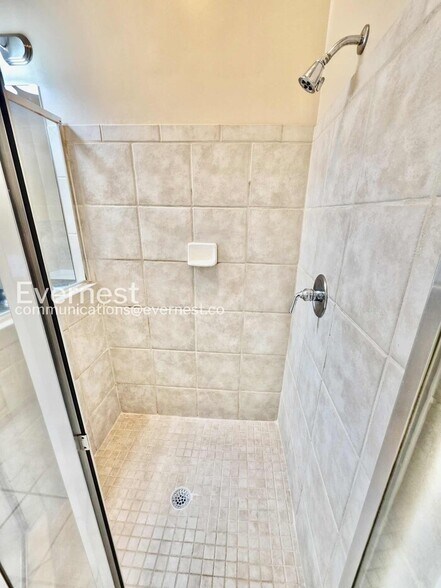 Building Photo - 711 Cosmopolitan Dr NE