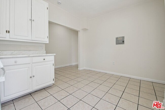 Building Photo - 1464 1/2 W 35th Pl