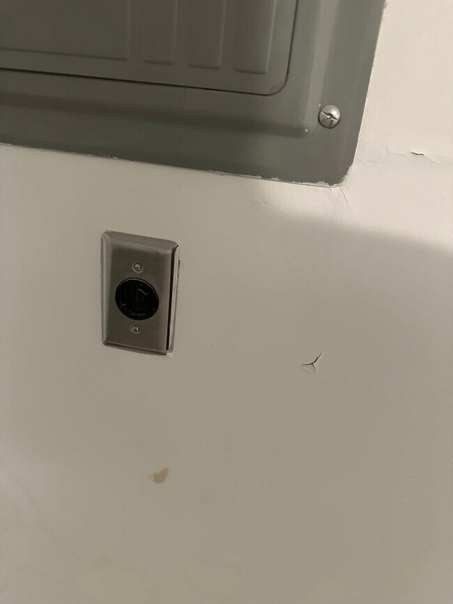 Building Photo - Newly Renovated 4 bedroom, 3 Bath with Pool