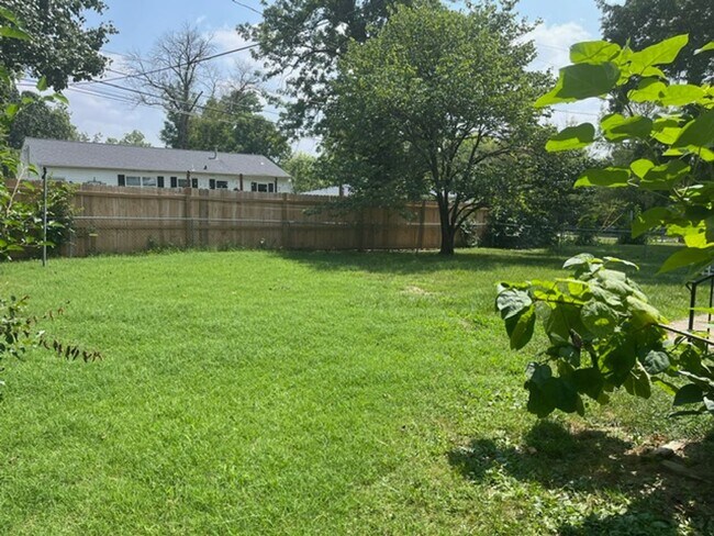 Building Photo - Super Cute 2 Bed 1 Bath House!