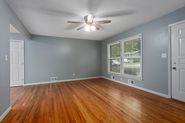 Building Photo - 622 NW Kay Dr