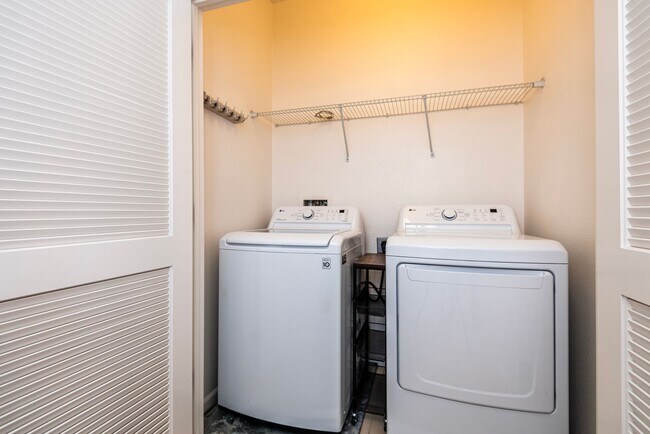 Building Photo - Modern 4BR Townhome w/ Solar, Tesla Powerwalls & 2-Car Garage