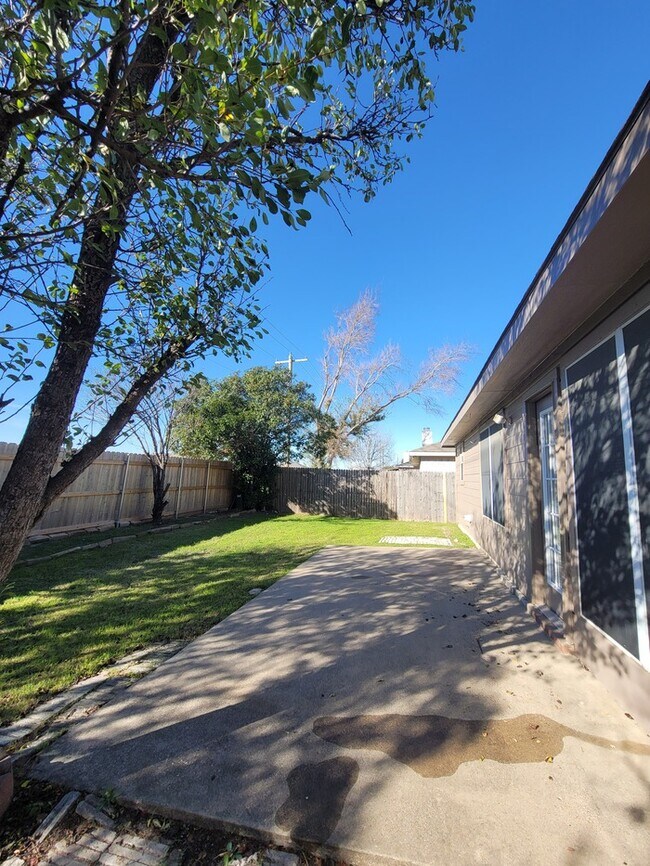 Building Photo - Cozy 3/2/2 in Fort Worth