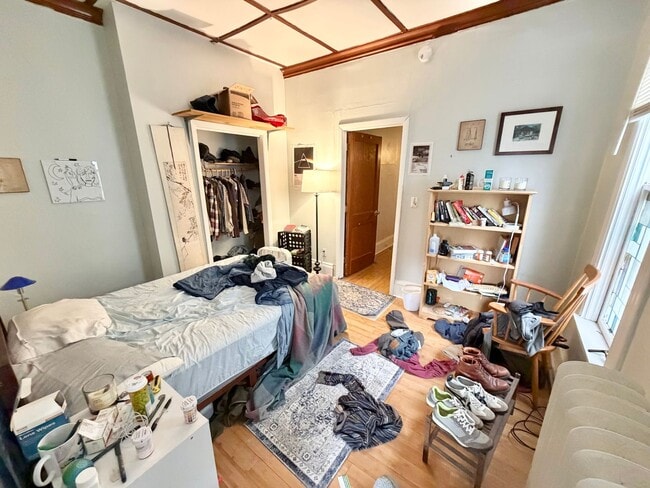 Building Photo - 3 Bedroom Apartment in Burlington VT Available NOW! OFF STREET PARKING, LAUNDRY, HEAT INCLUDED.