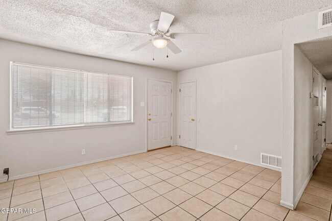 Building Photo - 4908 Royal Dr