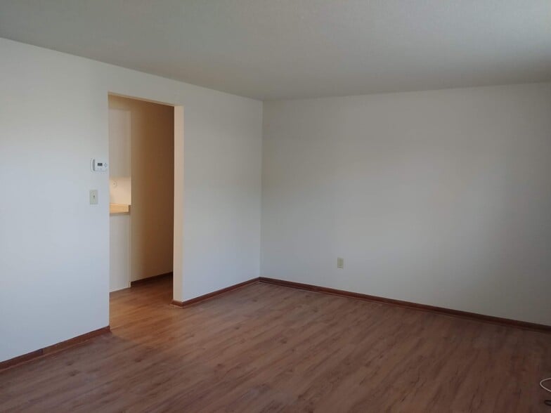 Living room access to kitchen and hallway - 92 Logan Ave W