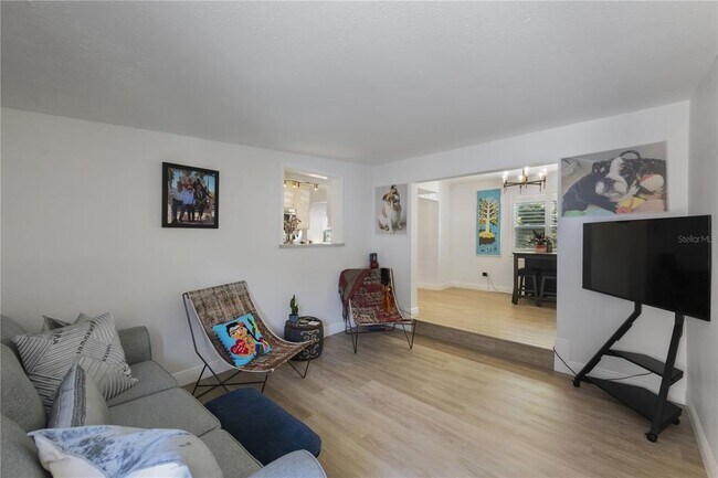 Building Photo - 702 Gray St S