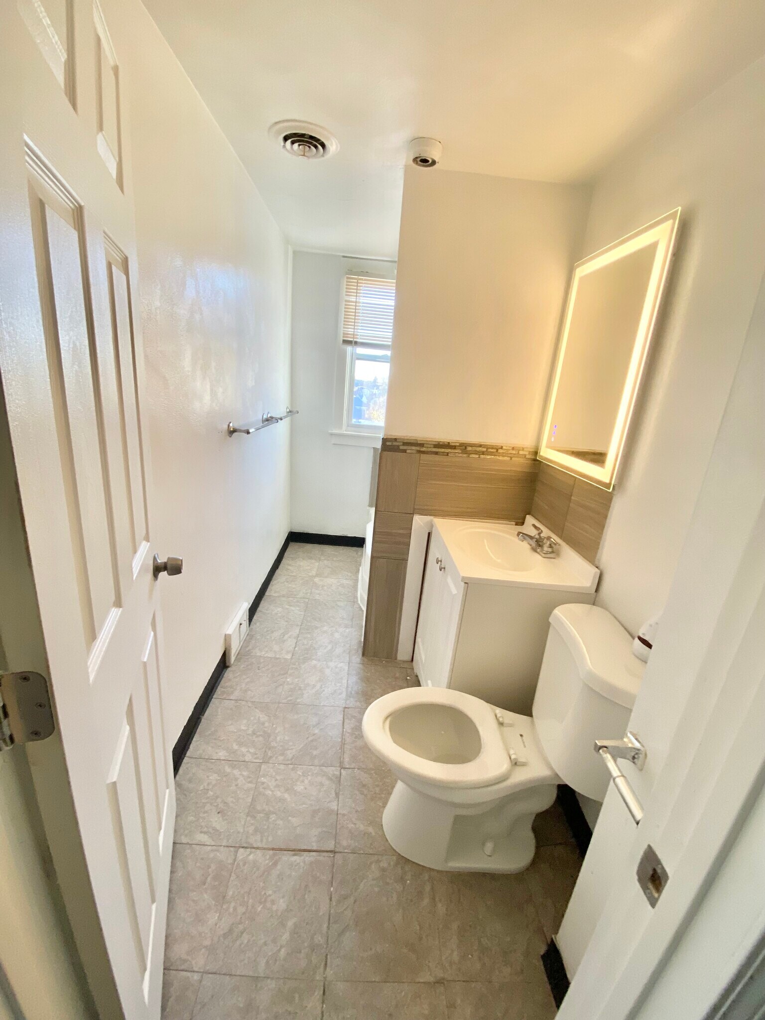 Building Photo - 817 Anaheim St