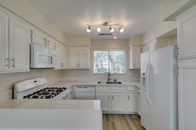 Building Photo - Charming 3-Bedroom Home in Green Valley wi...